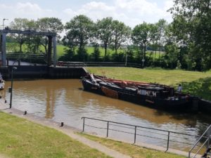 Blick über das Schleusenbecken in Otterndorf mit Sicht auf die Tjalk Vrouw Trijntje